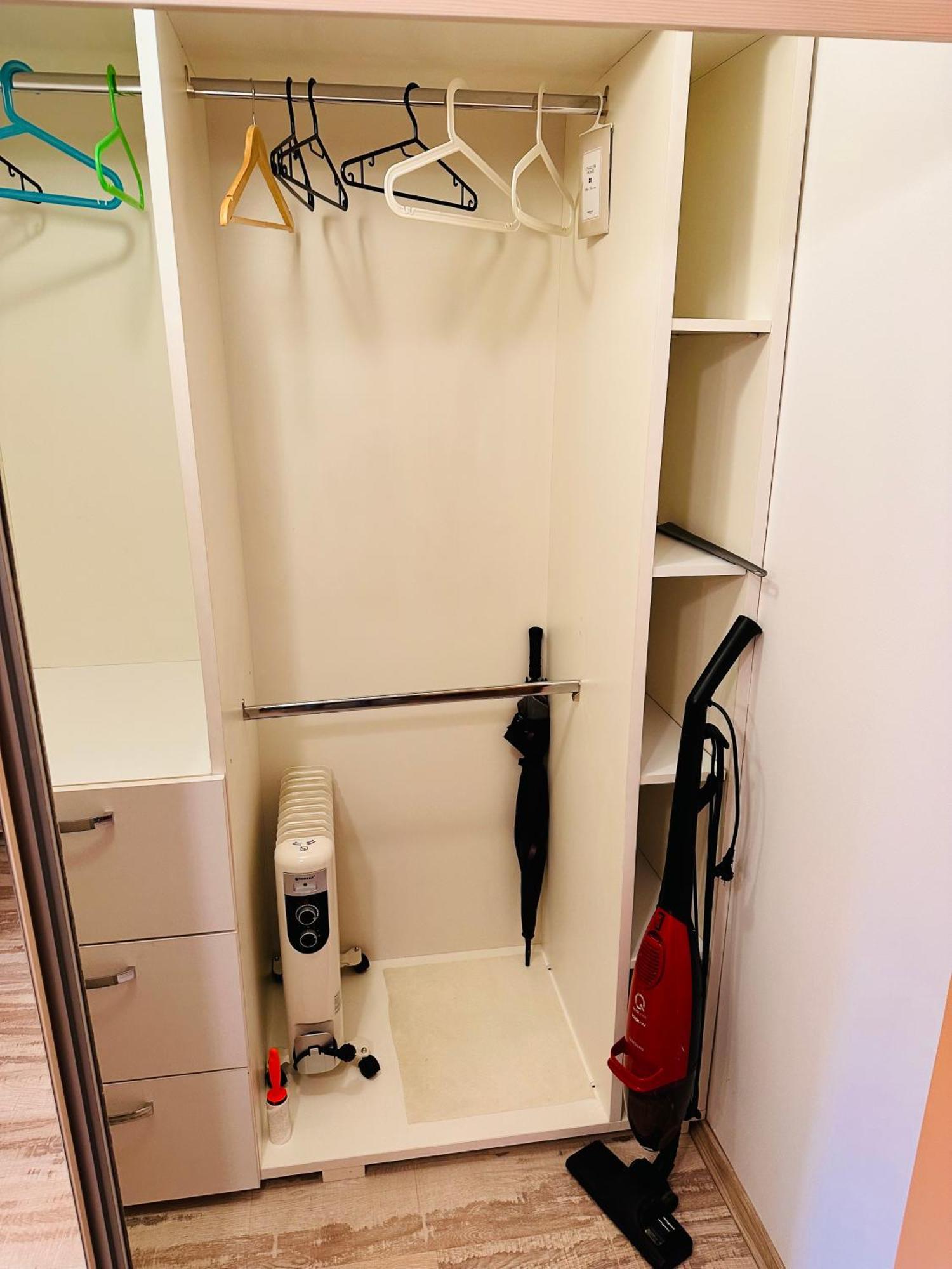 Euro Apartment Bukares Bagian luar foto