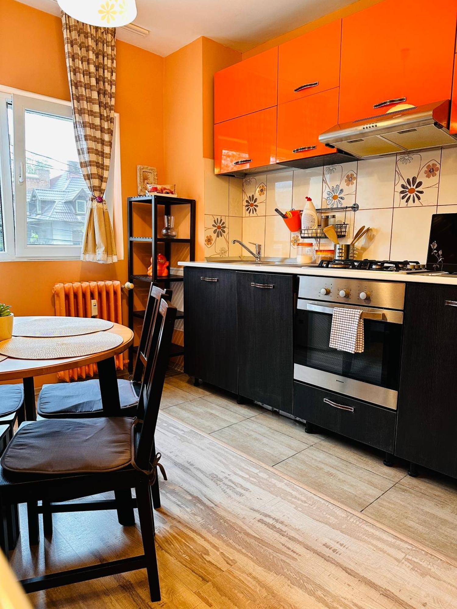 Euro Apartment Bukares Bagian luar foto